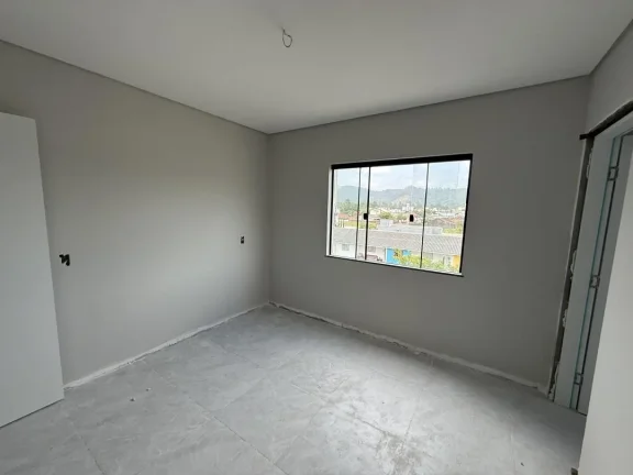 Imagem Apartamento de dois dormitórios, sendo uma suíte, sacada com churrasqueira e uma vaga de garagem no bairro de Gravatá, em Navegantes - Adriano Carpes imóveis vende