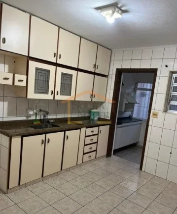 Imagem Sobrado amplo com 2 dormitórios com armários, 2 banheiros, sala com ar-condicionado, cozinha grand...