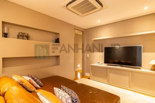 Imagem Com 273 m² de pura sofisticação, este imóvel conta com 4 quartos e 5 banheiros, sendo 4 suítes, incluindo uma suíte master com banheira e closet. Loc