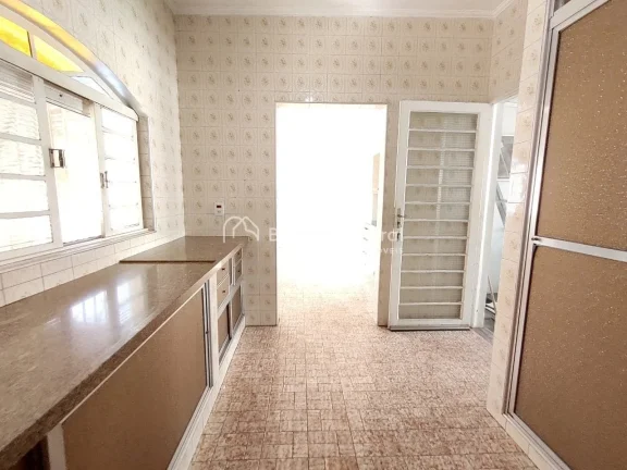 Imagem Casa da frente com 2 dormitórios com armários embutidos, banheiro social, sala com varanda integra...