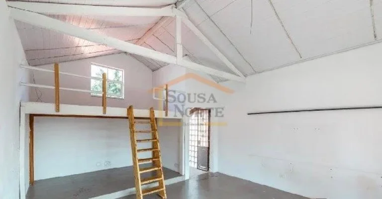 Imagem A casa é muito charmosa, muito iluminada com luz do sol natural e arborizada. Sala principal conta ...