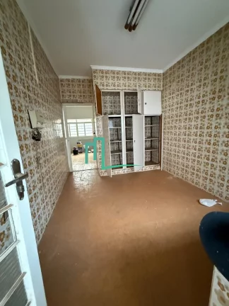 Imagem Imóvel à venda em Franca-SP: Casa na Vila França com 3 quartos, 1 suíte, 2 salas, 3 banheiros, 2 vagas de garagem e 200 m² de área.