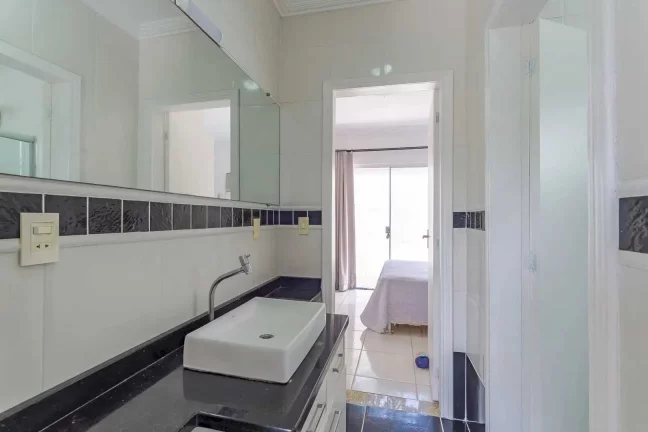 Imagem Casa com 4 dormitórios sendo 2 suítes e 2 vagas de garagem no Bairro Nações em Balneário Camboriú