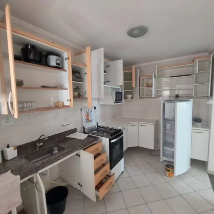 Imagem Este charmoso apartamento, totalmente mobiliado, oferece o equilíbrio perfeito entre conforto, praticidade e localização privilegiada. A poucos passos da praia – apenas 160 metros – conta com uma linda piscina. Agende sua visita e venha conhecer!