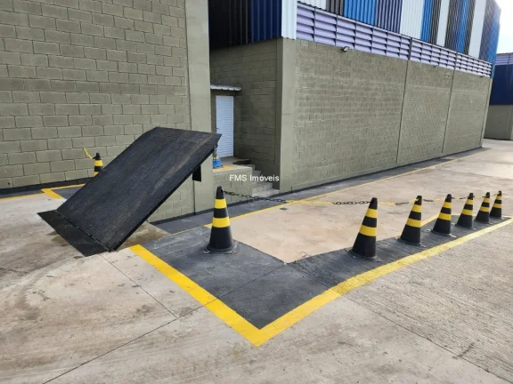 Imagem Galpão para alugar com 1050m2 em Santana de Parnaíba - SP.
