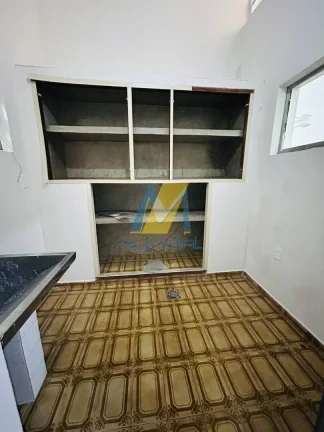 Imagem Casa térrea ampla com quintal gramado em localização estratégica.