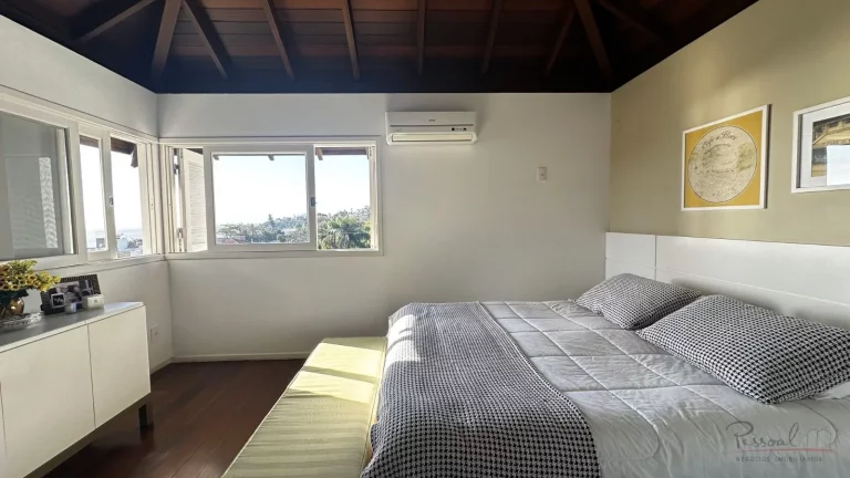 Imagem Esta linda casa em Cacupé tem tudo o que você e sua família procuram. Uma casa ampla, bem constru...