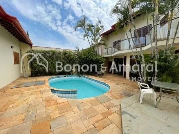 Imagem Linda casa à venda em condomínio fechado. Casa assobradada com hall de entrada, três salas grande...