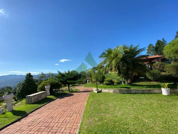 Imagem Belíssima Chácara à Venda em Condomínio Fechado com Vista da Pedra Grande