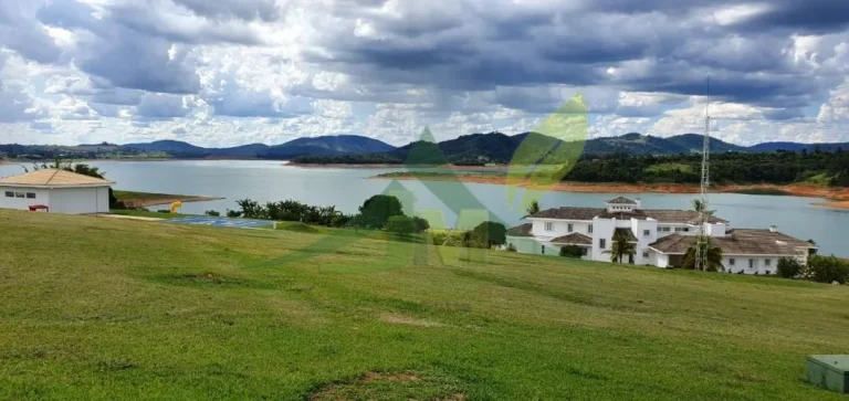 Imagem Mansão à Venda na Beira da Represa de Piracaia – Exclusividade e Sofisticaç
