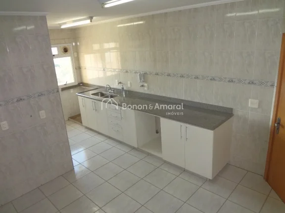 Imagem Amplo apartamento para locação em rua tranquila, com 4 dormitórios, sendo 1 suíte com hidromassa...