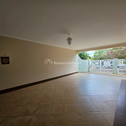Imagem Este amplo sobrado com 321m², possuí uma planta bem distribuída e atemporal, oferecendo um lar ac...