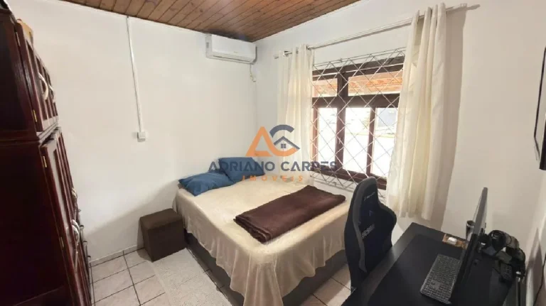 Imagem Casa com 3 dormitórios, Averbada, garagem para 2 carros e quintal gramado a 700m do mar, na Praia de Gravatá em Navegantes - Adriano Carpes imóveis vende