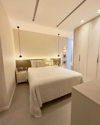 Imagem Com vista eterna para o mar, esse lindo apartamento está completamente montado e decorado com extremo requinte.