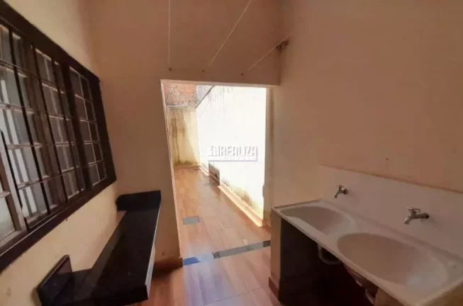 Imagem Casa à venda no Parque das Laranjeiras, Uberaba - 3 dormitórios, suíte, garagem e mais!