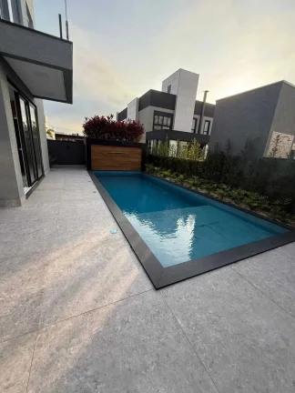 Imagem Casa em condomínio com 4 suítes e 2 vagas de garagem