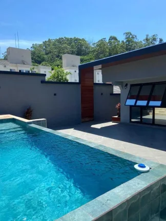 Imagem Casa nova de alto padrão com 4 suítes e 3 vagas de garagem em Itajaí/SC