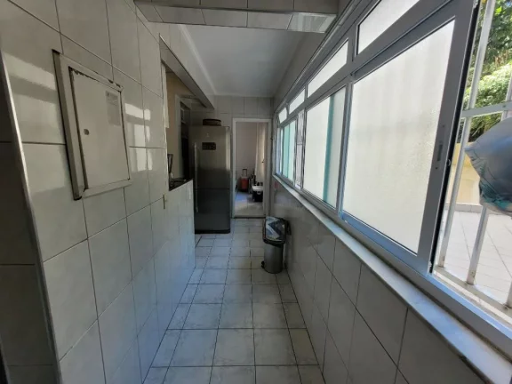 Imagem ASTÚRIAS - NA QUADRA DA PRAIA, MARAVILHOSA ÁREA DE LAZER, APTO REFORMADO E COM GARAGEM NO PRÉDIO.