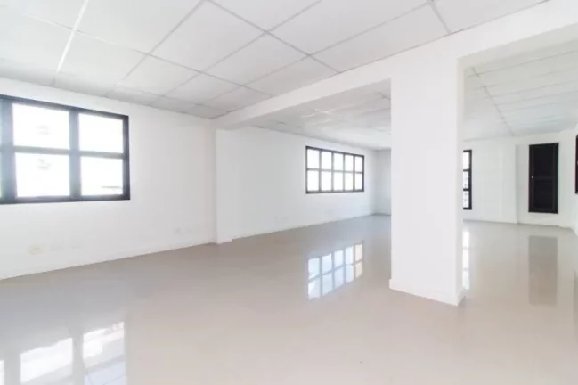 Imagem Vendo ou alugo apenas o prédio todo, são 1581 metros de área construída, dividido em 7 andares com 2 salas por andar. Cada laje tem em torno de 185m²