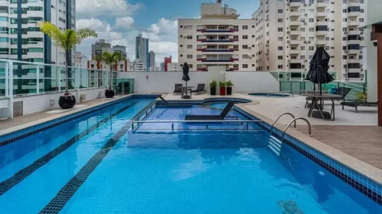 Imagem Apartamento com 4 dormitórios sendo 2 suítes e 2 vagas de garagem no centro de Balneário Camboriú