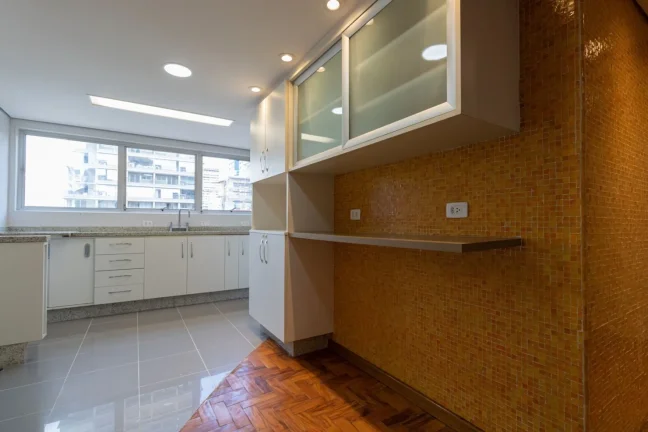 Imagem OPORTUNIDADE IMPERDÍVEL ! Apartamento 125M² Reformado, 3Q, 1 Suíte, 2 Banheiros, 2 Vagas.