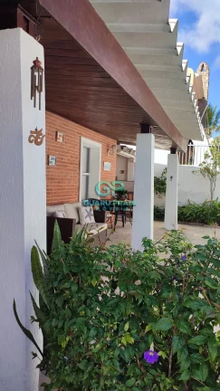 Imagem Sala espaçosa para 2 ambientes, varanda, sala de jantar, 3 dormitórios sendo uma suíte, banheiro social, cozinha, lavanderia, piscina, churrasqueira, 1 edícula com 2 suítes, 5 quartos