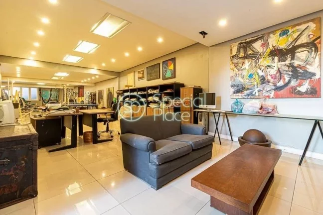 Imagem Casa em excelente localização no Jardim Guedala, direcionada para um lindo jardim com piscina em d...