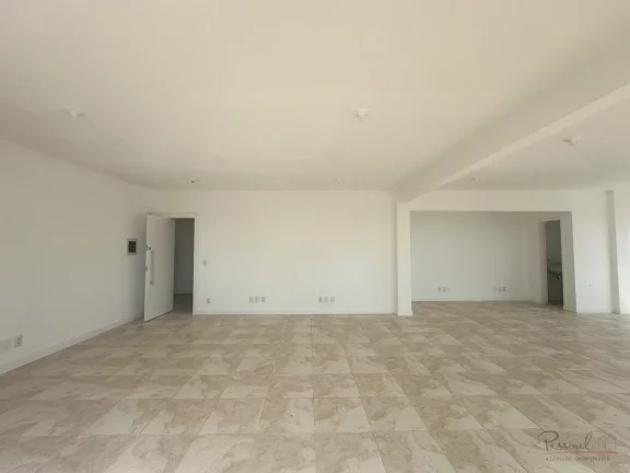 Imagem Ampla sala comercial com vista e terraço em um prédio tradicional do centro de Florianópolis. A s...