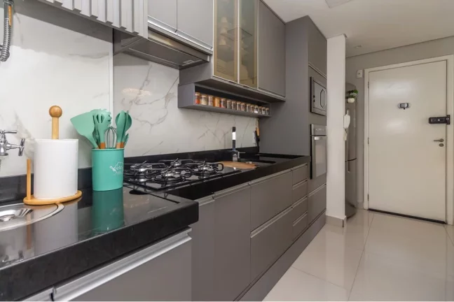 Imagem Apartamento reformado 2 Dormitórios, sendo 1 suite, sacada e vaga.