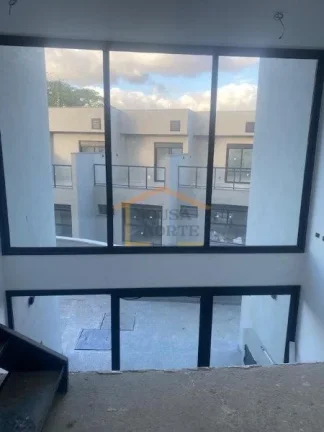 Imagem Casa em condomínio com 125 m², distribuída em 3 pavimentos, em contrapiso. O imóvel dispõe de 2...