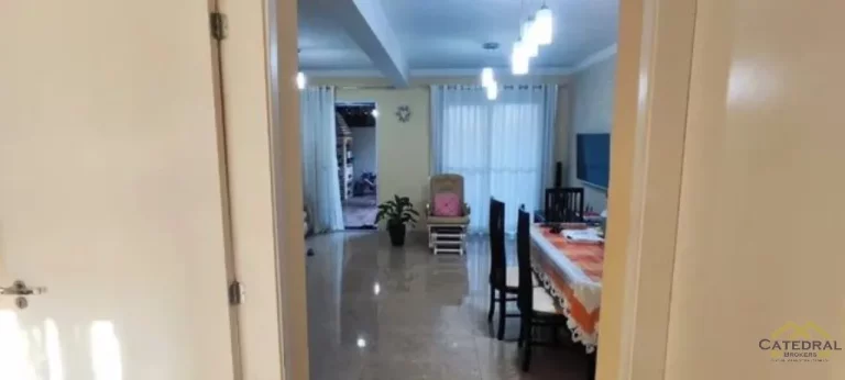 Imagem Sobrado à venda com 3 quartos (1 suíte) no Bairro Engordadouro em Jundiaí