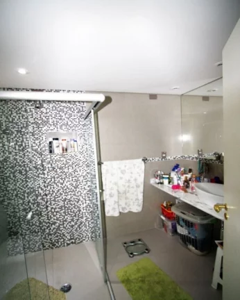 Imagem Amplo apartamento com piso de tacos, armários embutidos, living ampliado para 02 ambientes, 03 dorm...