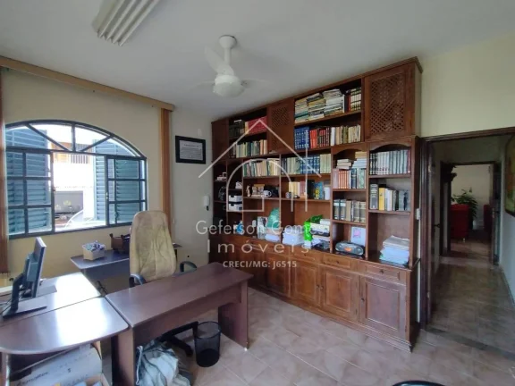 Imagem Casa à venda - com 05 Quartos - Centro - Mantena - MG