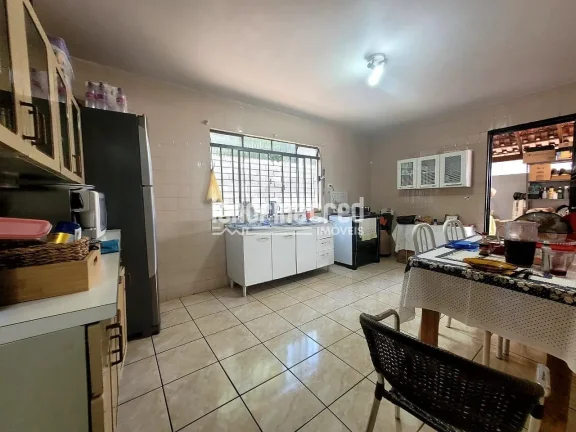 Imagem Casa espaçosa com 2 dormitórios, 2 banheiros e 2 vagas de garagem em terreno de 300m², com 126m² de construção — conforto e praticidade em um só lugar!