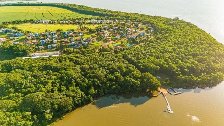 Imagem Venda de Sobrado de Alto Padrão no Clube Náutico, Toledo-PR: 3 Quartos, 1 Suíte, 2 Salas, 3 Banheiros, 4 Vagas, 193m².