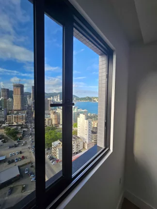 Imagem Apartamento vista mar com 3 suítes e 3 vagas de garagem no Centro de Itapema