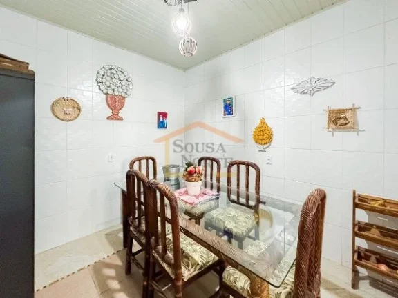 Imagem Casa com 330m² de área construída e terreno de 1.050m². Possui 4 dormitórios, sendo 2 suítes, ...