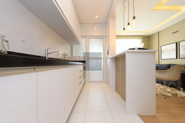 Imagem Apartamento à venda nas Mercês – 3 quartos, suíte e sacada com churrasqueira