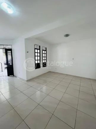 Imagem Excelente Casa em Lagoa Nova - Localização Estratégica e Amplo Espaço!