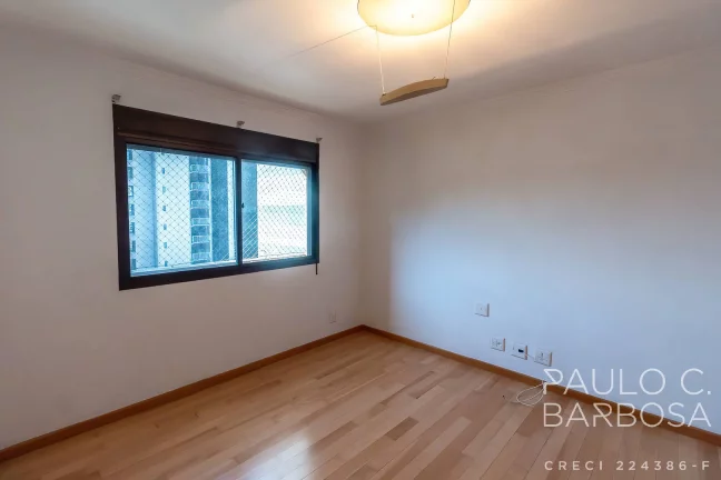 Imagem Itaim Bibi - Rua Sem Saída - 3 Dormitórios (1 Suíte) - 3 Vagas - 240m²
