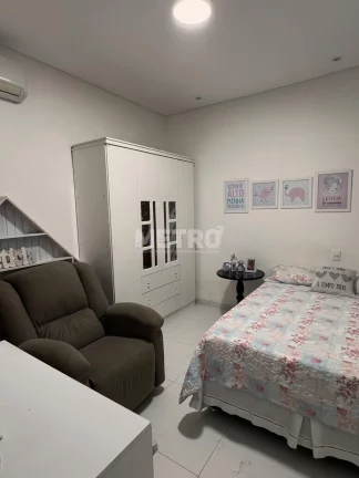 Imagem Casa no Alphaville, 3 quartos, sendo um suíte com closet, cozinha Integrada