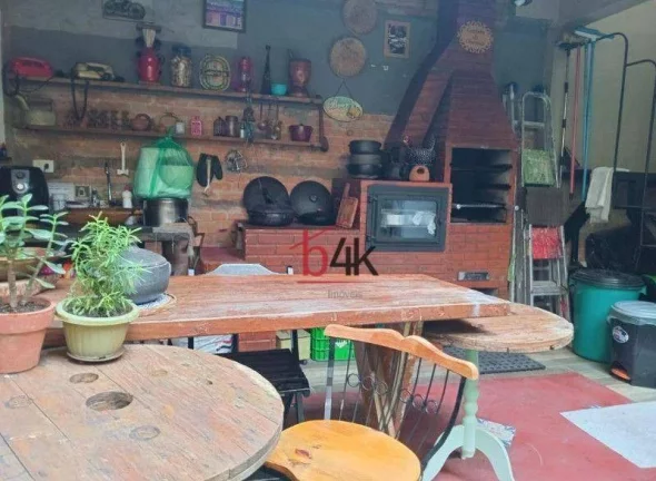 Imagem Casa no Campo Belo - SP com 3 dormitórios sendo 1 suíte.
