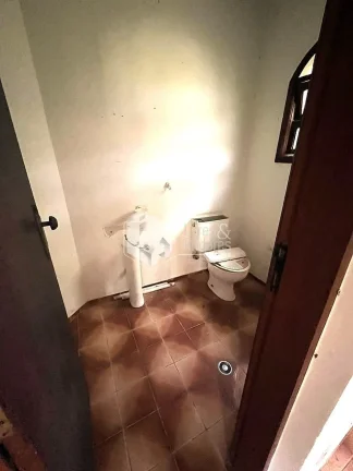 Imagem CASA À VENDA COM TERRENO DE 1500 M², POÇO ARTESIANO, 4 DORMS (2 SUITES), 3 SALAS, SENDO 1 COM LAREIRA, COZINHA COM ARMÁRIOS E DISPENSA, MAIRIPORÃ, SP.