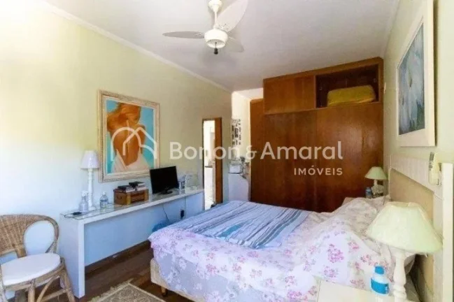 Imagem Casa estilo sobrado com linda vista da varanda, 263m² de área construída, muito bem distribuída ...