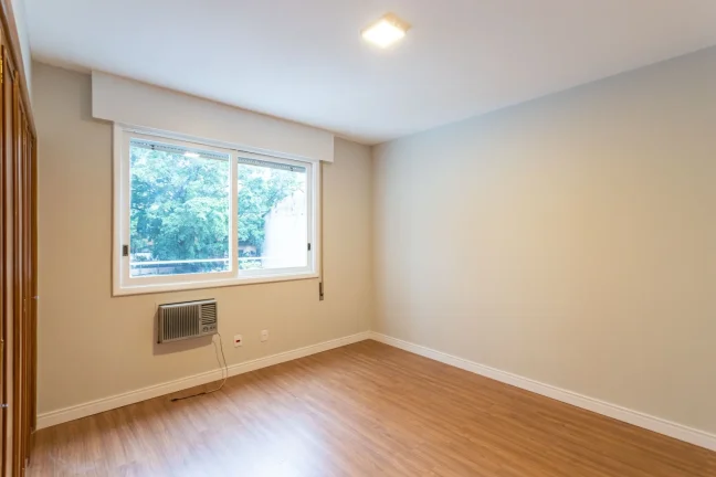 Imagem Apartamento 134M², 3Q, 1 Suíte, 2 Banheiros, 1 Vaga, Armários, Ar Condicionado.
