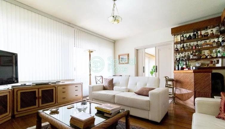 Imagem Apto com pé direito alto e rico em iluminação e ventilação natural. Possui 352m² muito bem dis...