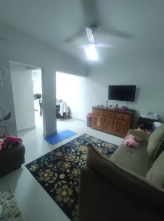 Imagem Casa à venda de 2 dormitórios na Vila Caiçara em Praia Grande-SP, com 96,13m² distribuídos em sala ampla, cozinha americada, 2 dormitórios sendo 1 suíte, banheiro social, área de serviço e 1 vaga de garagem. Aceita financiamento bancário. *As informações 