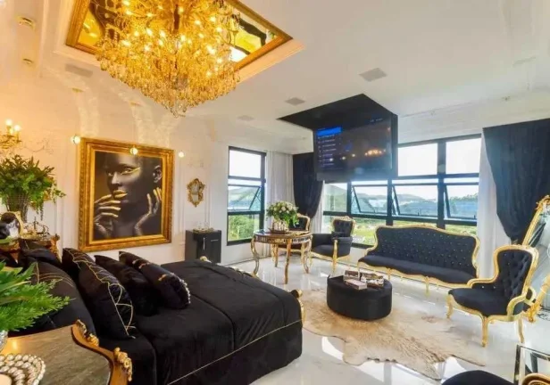 Imagem Casa Neoclássica mobiliada com 4 suítes e 4 vagas de garagem em condomínio fechado no bairro Rio do Meio em Camboriú