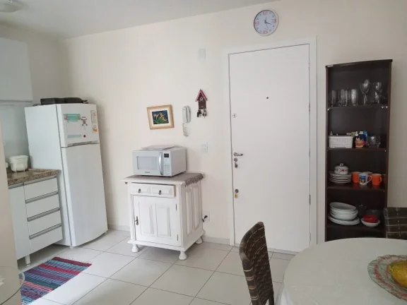 Imagem Apartamento semi-mobiliado à venda próximo às praias de Canasvieiras