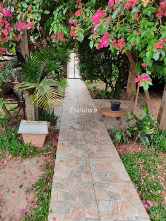 Imagem Linda casa, com jardim e lago artificial